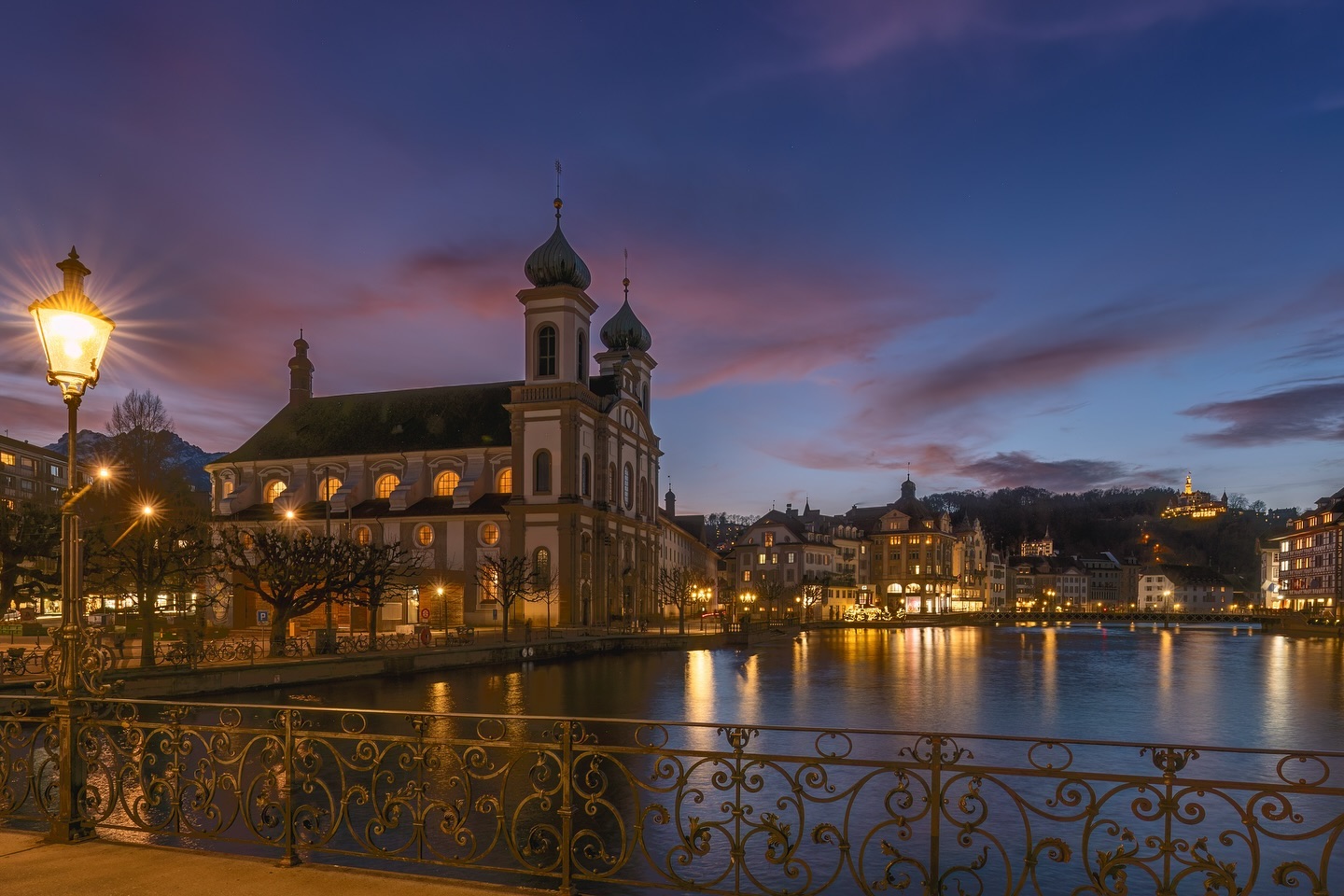 Merry Christmas

Mit einem weihnachtlichen Gruss aus Luzern wünsche ich Dir frohe Weihnachten und natürlich einen guten Rutsch ins neue Jahr! Das 2024 war für mich ein turbulentes Jahr in dem die Fotografie ein bisschen zu kurz kam.   Nach 23 Jahren beim selben Arbeitgeber entschloss ich mich, etwas neues zu starten und benötige dafür Zeit, die mir als Freizeit fehlt. Deshalb konntest du die letzen Monate weniger Bilder von mir sehen. 
Umso mehr geniesse ich solche Momente, wie auf dem Bild. 

Camera: Panasonic Lumix S1
Lens:  Sigma 14-24mm DG DN Art 019

#fabianhüsser 
#lumix 

#longexposure 
#longexposure_shots 
#fairylights 
#splendid_light 
#fairytail 
#lucerne_switzerland 
#luzerntourismus 
#printolino
#christmastime 
#fairytalevillage 
#shotonlumix 
#christmas