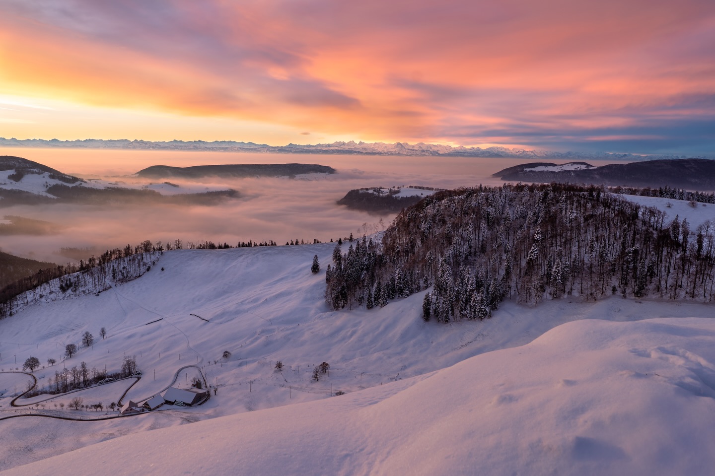 Winter 

Früh morgens durch die frisch verschneite Natur zu gehen ist immer wieder ein Traum. Oben am Grat wehte mir der Wind eisig entgegen. Obwohl ich mit Kälte gut umgehen kann, sehnte ich mich nach einem heissen Kafee 🥶 

Der Anblick vom Tagesanbruch war wieder mal etwas ganz besonderes. 

Camera: Panasonic Lumix DC-S5m2
Lens:  Sigma 14-24mm f/2.8 DG DN Art 019

#fabianhüsser 
#lumix
#shotonlumix 
#lumixwinter 
#splendid_earth 
#splendid_nature 
#winterwonderland 
#winterdream 
#landscapephotography 
#landscapelovers 
#sigma_deutschland 
#printolino 
#fotomedia