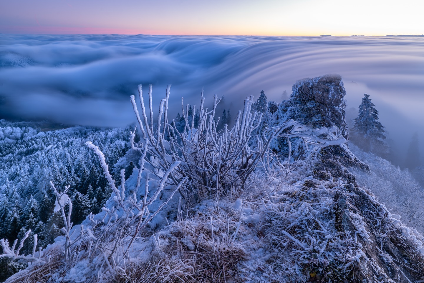 Winter

Ganz alleine stand ich im dichten Nebel. Lohnt es sich länger in der eisigen Bise auszuharren? Schätze es lohnte sich. Der Hochnebel verschwand und unten floss die Welle. Traumhaft, dieses Naturspektakel!

An Wochenenden meide ich diesen Ort normalerweise, aber heute passte es wunderbar, trotz vielen Ausflügler 😉

Camera: Panasonic Lumix DC-S5m2
Lens:  Sigma 14-24mm f/2.8 DG DN Art 019

#fabianhüsser 
#lumixs5ii 
#lumix
#lumixwinter 

@lumix